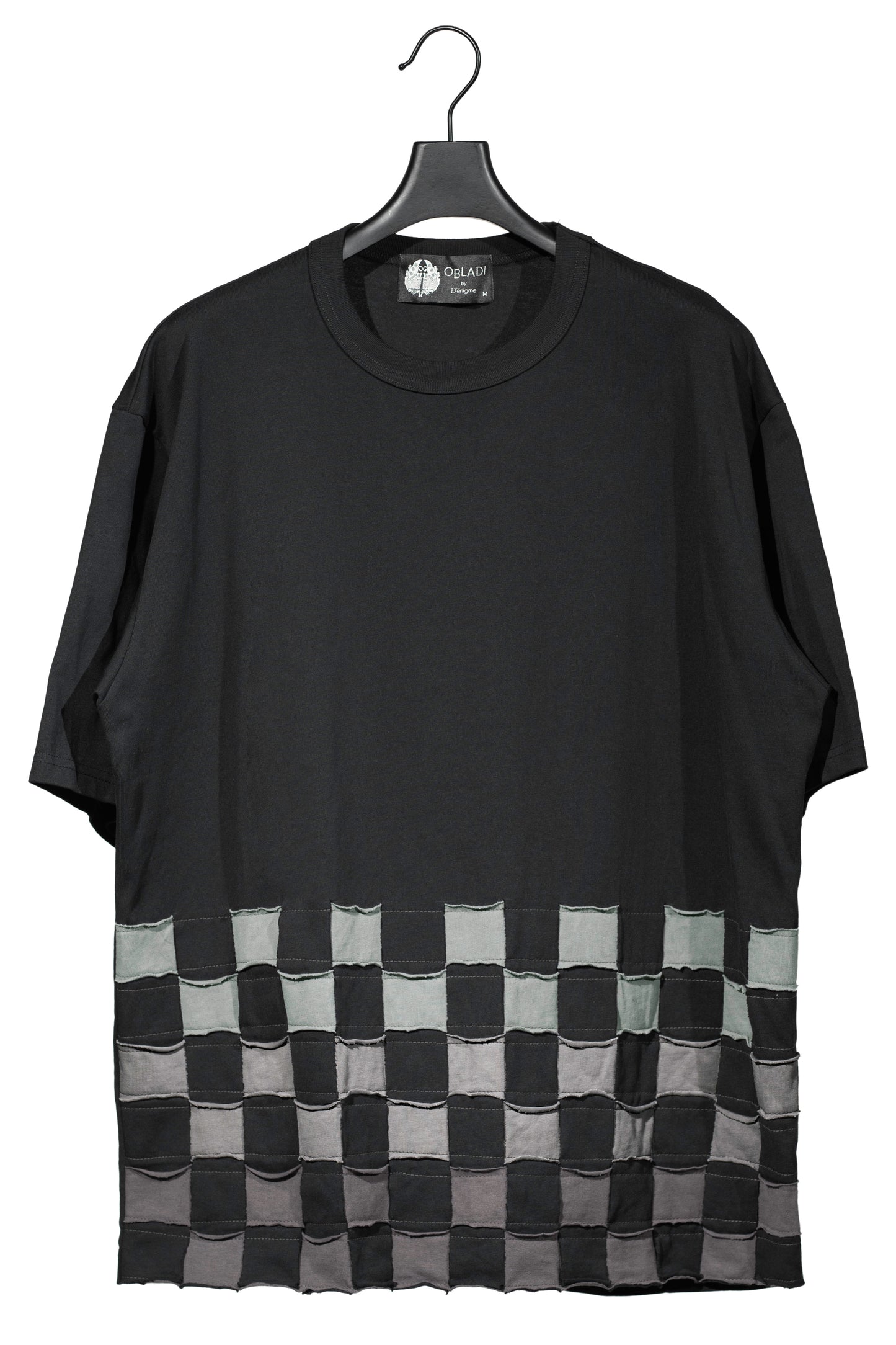 Knitting tapes waving t-shirt