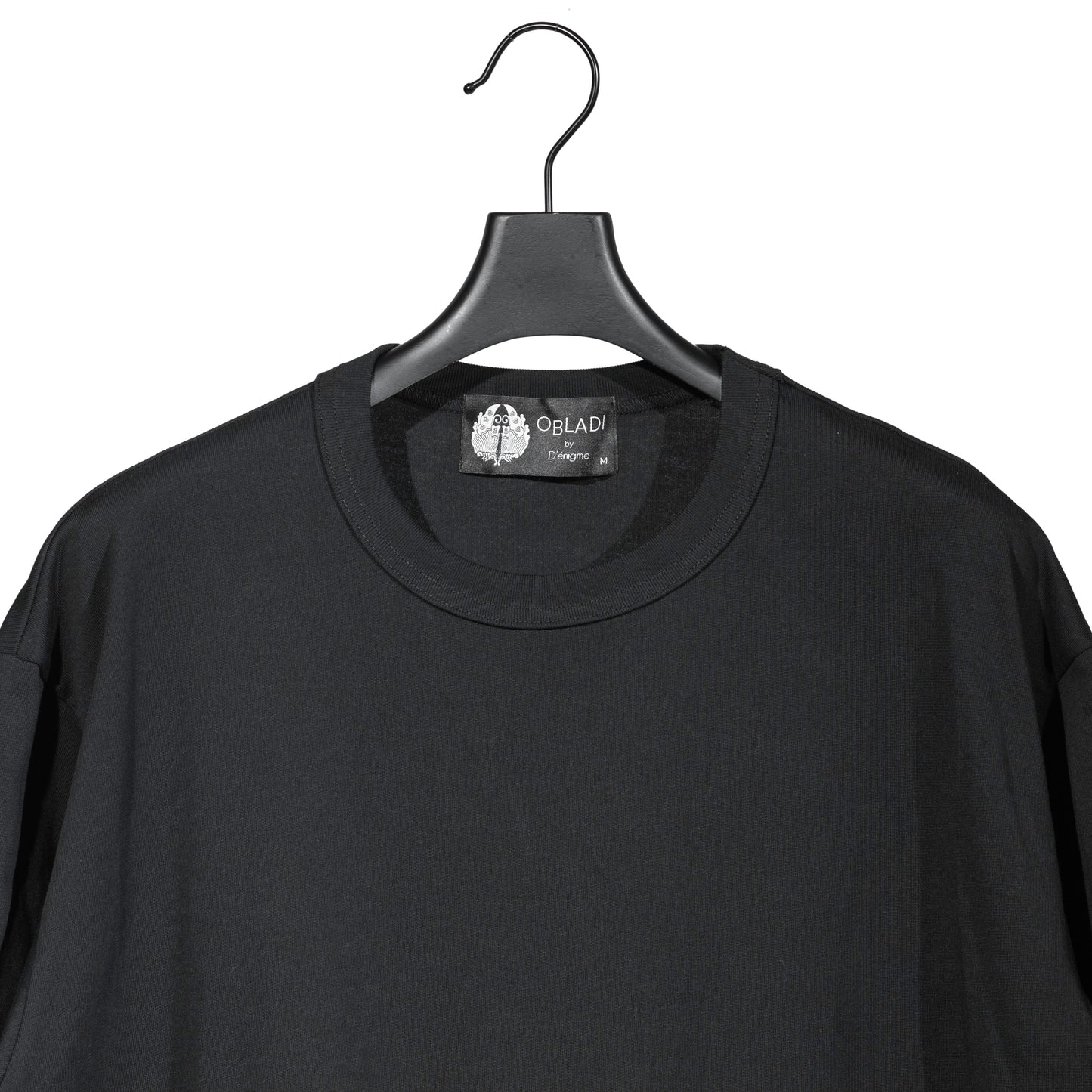 Knitting tapes waving t-shirt