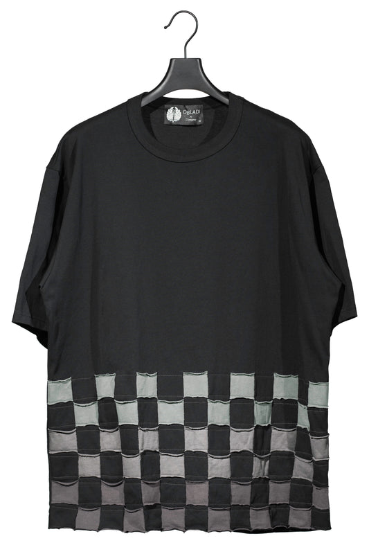 Knitting tapes waving t-shirt